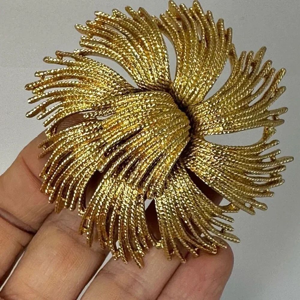 Monet vintage Cordelia gold plated brooch